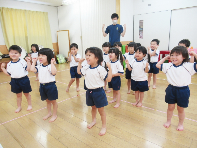 平均台の上を歩いている様子