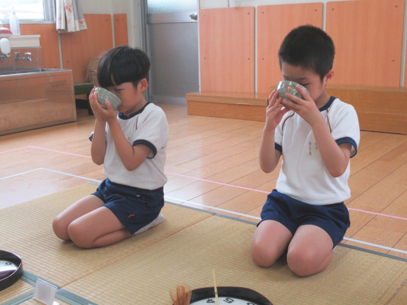 お抹茶を飲んでいる様子