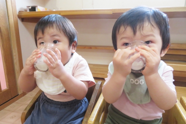 牛乳を飲んでいる子どもたち