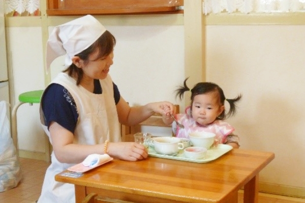 離乳食を食べる子ども