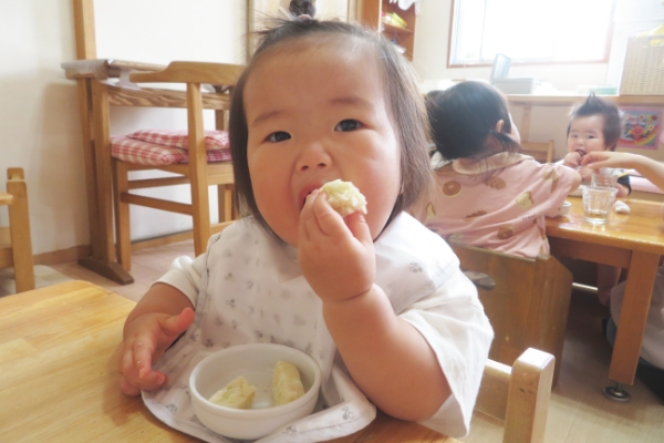 おやつを食べている子ども