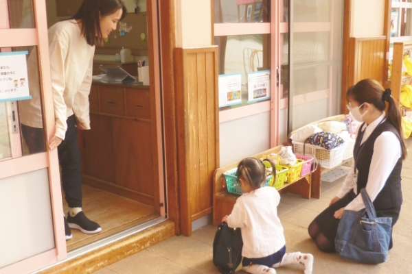 カバンから荷物を出している子ども