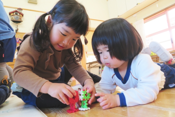 ブロックで遊んでいる子どもたち