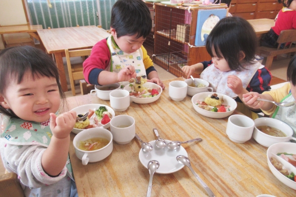 おいしそうに昼食を食べている子どもたち