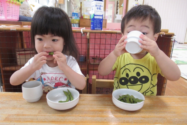 おやつを食べている子どもたち