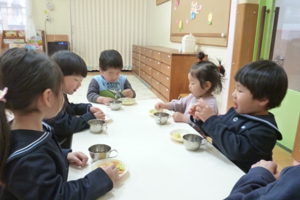 おやつを食べている子どもたち