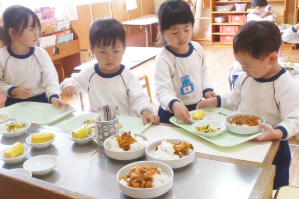 配膳をする子どもたち