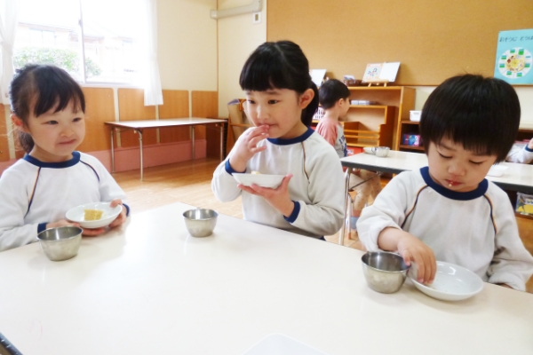 おやつを食べている子どもたち