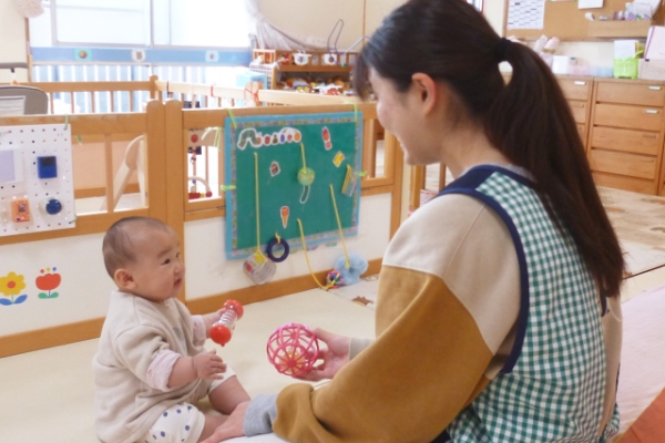 おもちゃで遊んでいる様子